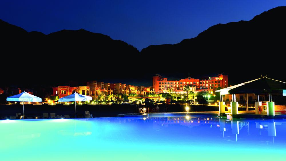 Moevenpick Resort El Sokhna Айн-Сохна Екстер'єр фото The resort at night