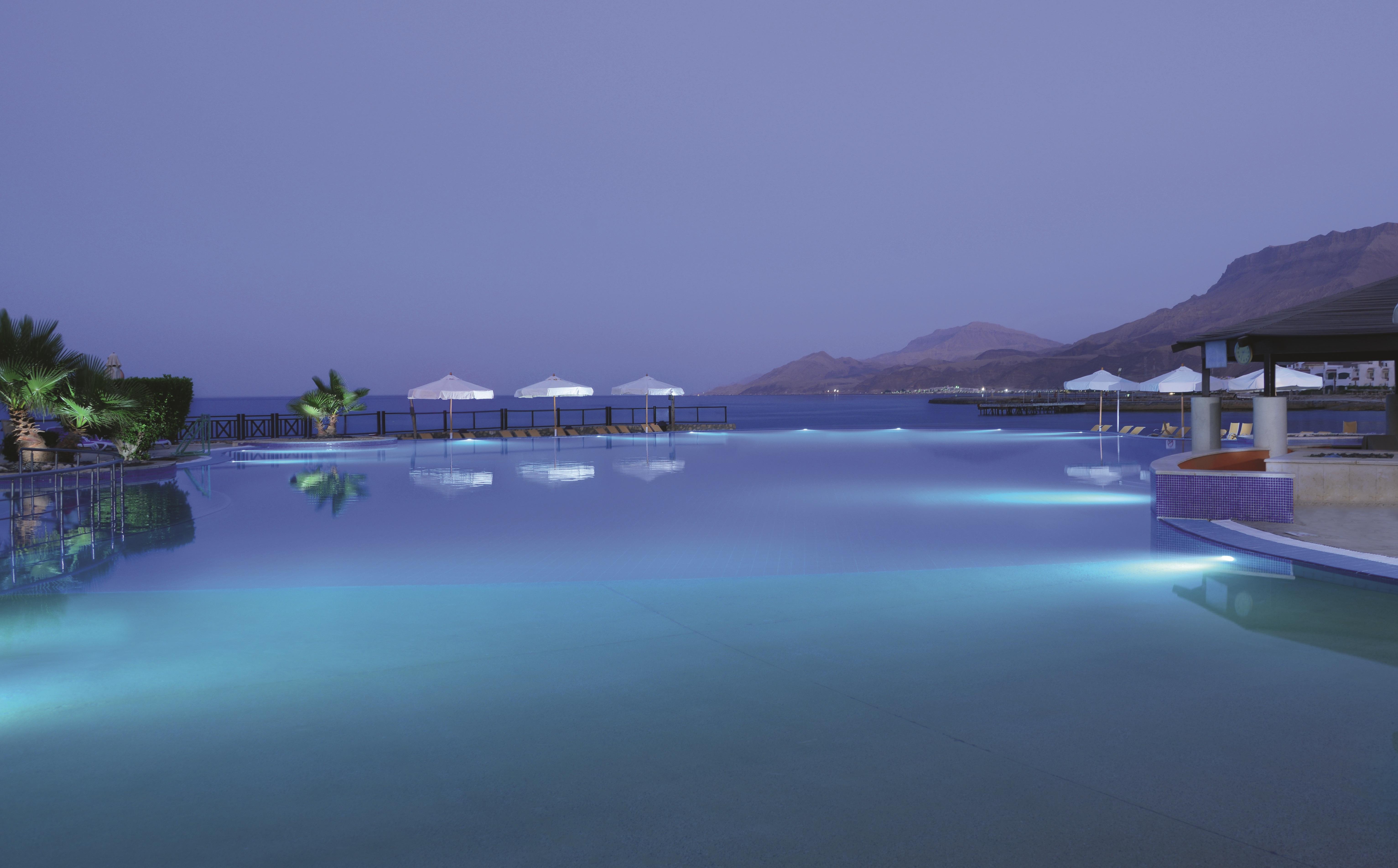 Moevenpick Resort El Sokhna Айн-Сохна Екстер'єр фото The pool at the resort