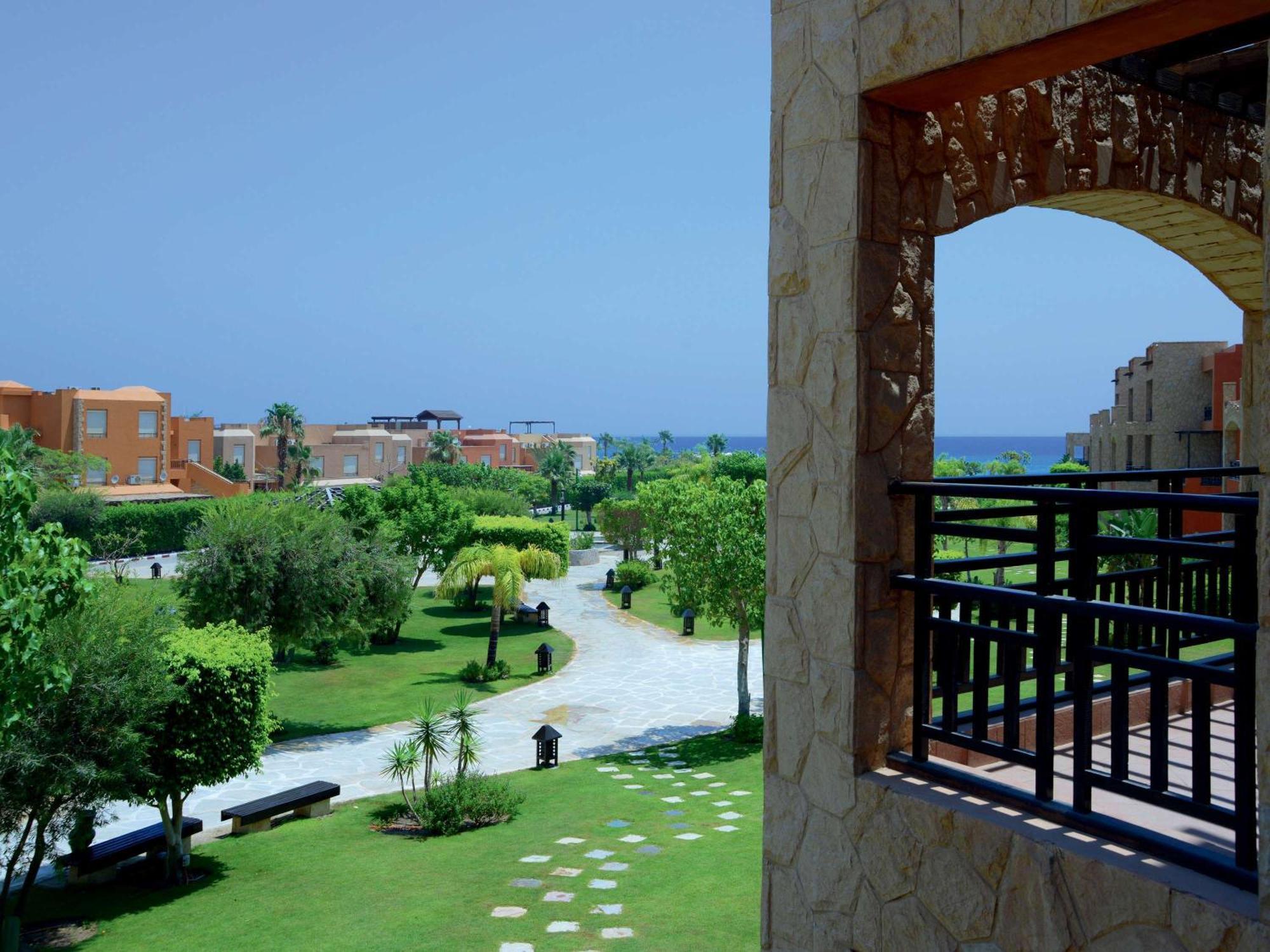 Moevenpick Resort El Sokhna Айн-Сохна Екстер'єр фото View of the campus